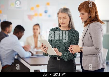 Beratung, Tablet oder Geschäftsfrau mit technischem Mitarbeiter, die für die Planung, Vernetzung oder Zusammenarbeit bei der Datenanalyse im Büro arbeitet. Mentor, Manager oder Techniker Stockfoto