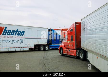 21. OKTOBER 2022 Yuma AZ US Tankstelle zum Betanken von Fahrzeugen, Lastwagen und Tanks mit Kraftstoff, Benzin und Diesel in der Nähe der Autobahn auf den USA Stockfoto
