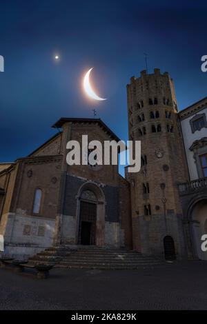 Vorderansicht in der Nacht der Kirche von sant'andrea in der Stadt orvieto Stockfoto