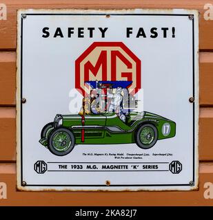 Zinn-Plate-Werbeschild für MG-Automobile - die 1933 M.G. Magnette K-Serie. Stockfoto
