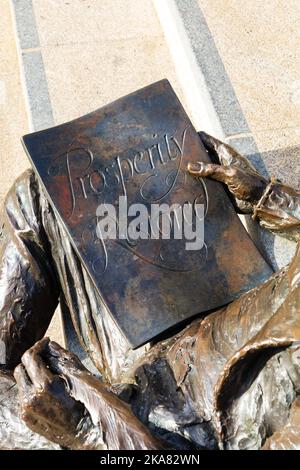 Prosperity restaurierte Schrift auf der Bronzestatue für Sir Thomas Attwood, Chamberlain Square, Birmingham, Warwickshire, West midlands Stockfoto