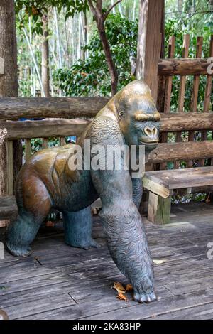 Atlanta USA 8. Oct 2022: Bronzeskulptur eines westlichen Tieflandgorillas im Zoo Atlanta in Atlanta, Georgia. Stockfoto