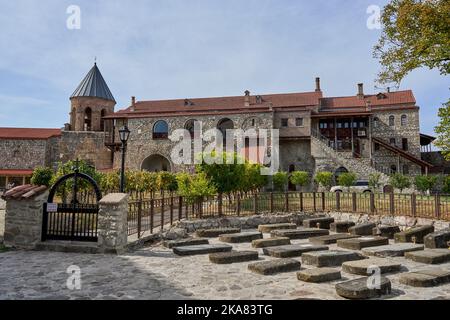 Alawerdi Kloster, Refektorium, Wohnräume der Mönche, vorne Grabplatten, Kachetien, Georgien Stockfoto