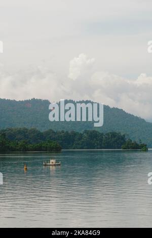 Ein Foto im riesigen Tasik Kenyir Lake in Terengganu, Malaysia, der auch zufällig der größte von Menschen gemachte See in Südostasien ist. Stockfoto