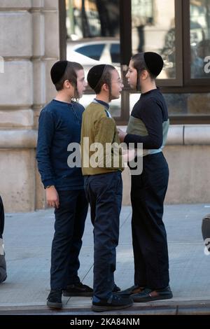 3 orthodoxe jüdische Jungen aus der Klausenberg-chassidischen Gruppe hängen während der jeschiwaitischen Schulpause zusammen. In Brooklyn, New York Stockfoto