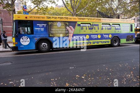 Ein privater Bus der Firma Bnei Emunim, der orthodoxe Juden von Williamsburg zum Borough Park und zurück transportiert. An der Lee Avenue in Brooklyn, New York. Stockfoto