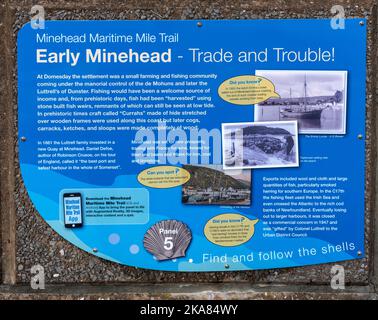 Touristeninformation für den Minehead Maritime Mile Trail auf der Promenade in Minehead, Somerset, England, Großbritannien Stockfoto