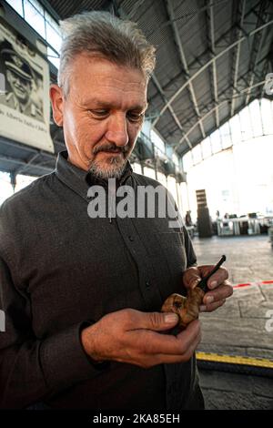 Piemont Saluzzo Uvernada 2022 - speziell zum 40.-jährigen Bestehen der Musikgruppe Lou Dalfin - Marco Barale Holzbauer, Stockfoto