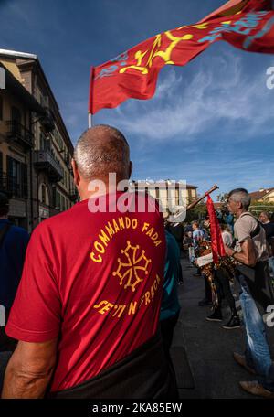 Piemont Saluzzo Uvernada 2022 - Special zum 40.-jährigen Bestehen der Ockzitanischen Musikgruppe Lou Dalfin- Ockitanische Flagge Stockfoto