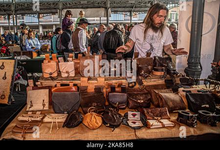 Piemont Saluzzo Uvernada 2022 - speziell zum 40.-jährigen Bestehen der oskitanischen Musikgruppe Lou Dalfin - Iron Crown Craft Stockfoto