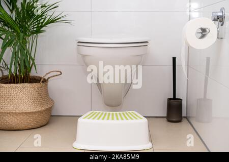 Fußheber für Körperhaltung geeignet für Stuhlgang in der Toilette. Gesunde Positionen für Stuhlabscheider. Stockfoto