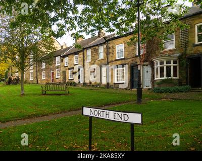 Eine Reihe von reizenden Cottages im North End, die aus Yorkshire Stone im Osmoten North York Moors National Park und auf dem Cleveland Way National Trail gebaut wurden Stockfoto