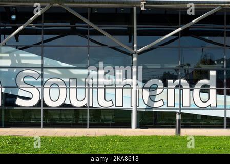 Schriftzug von Southend auf dem Terminalgebäude am Flughafen London Southend, Southend on Sea, Essex, Großbritannien. Regionalflughafen Südosten Stockfoto
