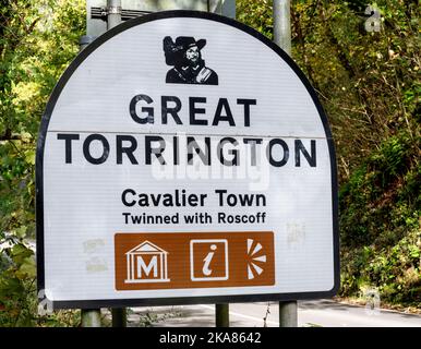 Willkommensschild in Great Torrington, Devon, England, Großbritannien Stockfoto