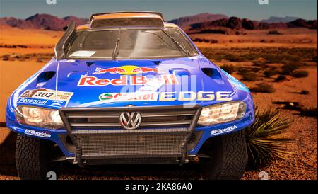 Touareg III Rennwagen, zusammengesetzt in einer Wüstenlandschaft, deutsches Auto, das die Dakar-Rallye mehrmals gewonnen hat, in Wolfsburg, Deutschland, Septembe Stockfoto