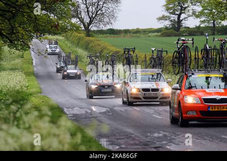 Unterstützen Sie Fahrzeuge mit Zyklen auf ihnen nach einem Radrennen mit Ersatzrädern. Stockfoto