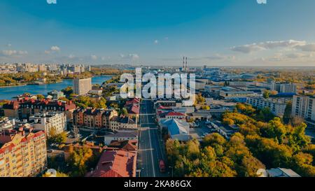 Wohnviertel einer russischen Stadt. Wohngebiete mit Hochhäusern in Kasan, Tatarstan. Stockfoto