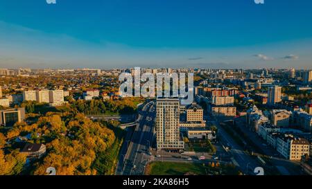 Wohnviertel einer russischen Stadt. Wohngebiete mit Hochhäusern in Kasan, Tatarstan. Stockfoto