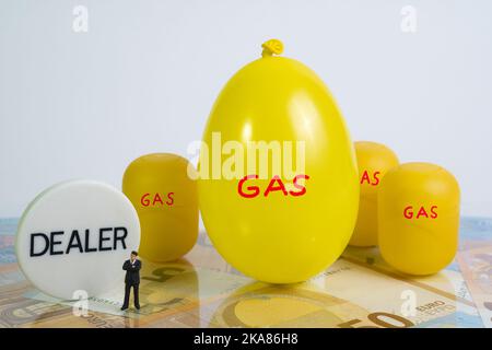 Ein Geschäftsmann handelt mit Gas, Tanks im Hintergrund, Banknoten decken den Boden, Stockfoto