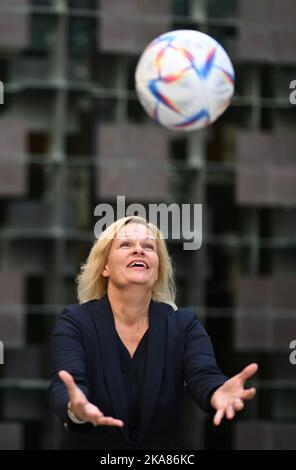 Doha, Katar. 01.. November 2022. Nancy Faeser (SPD), Bundesministerin für Inneres und Inneres, fängt einen Weltcup-Ball am Rande des DFB-Projekts Future Leaders in Football. Faeser ist in ihrer Funktion als Sportministerin vor der WM in das Gastgeberland Katar gereist. Die Reise wird sich auf die Menschenrechtsfragen konzentrieren, die während des Turniers diskutiert werden. Kredit: Britta Pedersen/dpa/Alamy Live Nachrichten Stockfoto