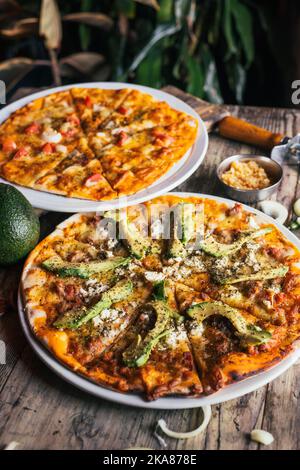 Pizza-Fotografie im Restaurant mit Requisiten Stockfoto