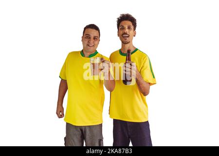 Black Brothers mit gelbem brasilianischem Hemd und Bierflaschenjubeln isoliert auf Weiß. Fußballfans jubeln über den Sieg Brasiliens. Stockfoto