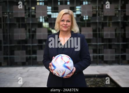 Doha, Katar. 01.. November 2022. Nancy Faeser (SPD), Bundesministerin für Inneres und Inneres, veranstaltet einen Fußball-Weltcup. Faeser ist im Vorfeld der WM als Sportministerin in das Gastgeberland Katar gereist. Die Reise wird sich auf die Menschenrechtsfragen konzentrieren, die während des Turniers diskutiert werden. Kredit: Britta Pedersen/dpa/Alamy Live Nachrichten Stockfoto