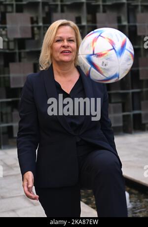 Doha, Katar. 01.. November 2022. Nancy Faeser (SPD), Bundesministerin für Inneres und Inneres, spielt mit einem Fußball-Weltcup. Faeser ist im Vorfeld der WM als Sportministerin in das Gastgeberland Katar gereist. Die Reise wird sich auf die Menschenrechtsfragen konzentrieren, die während des Turniers diskutiert werden. Kredit: Britta Pedersen/dpa/Alamy Live Nachrichten Stockfoto