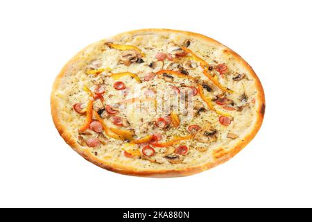 Köstliche klassische italienische Pizza mit Mozzarella, Paprika, Pfefferoni-Wurst und Pilzen isoliert auf weißem Hintergrund. Seitenansicht. Stockfoto