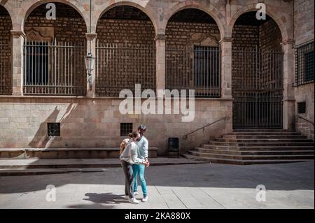 Barcelona-Architektur mit Bogen und einer Treppe als perfekter Hintergrund für ein Paar, das in der sonnigen Gegend tanzt. Stockfoto