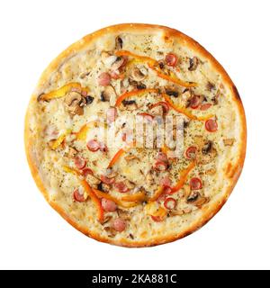 Köstliche klassische italienische Pizza mit Mozzarella, Paprika, Pfefferoni-Wurst und Pilzen isoliert auf weißem Hintergrund. Draufsicht. Stockfoto