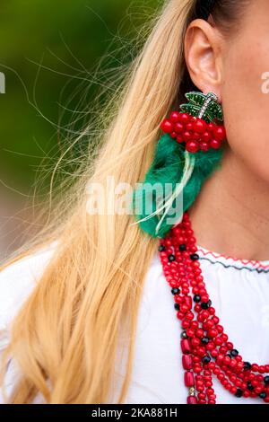 Wunderschöne ukrainische Frau in Nationalkostüm vyshiwanka gekleidet. Stockfoto