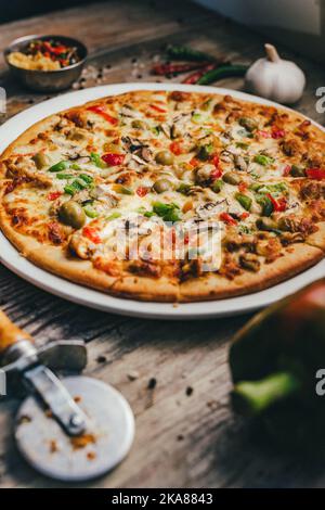 Pizza-Fotografie im Restaurant mit Requisiten Stockfoto