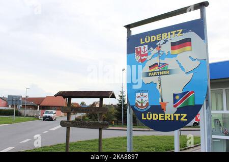 24. Oktober 2022, Sachsen-Anhalt, Lüderitz: Ein Schild am Ortseingang von Lüderitz in der alten Mark Brandenburg kündigt die Partnerschaft mit der gleichnamigen Stadt in Namibia an. Die freundschaftliche Verbindung zwischen dem Dorf Lüderitz im Bezirk Stendal und der gleichnamigen Stadt in Namibia soll enger werden. Vom 4. Bis 11. November reist erstmals eine offizielle Delegation aus der Altmark-Region in das südwestafrikanische Land, um an einem Netzwerktreffen für deutsch-namibische Kommunalpartnerschaften in der Hauptstadt Windhoek teilzunehmen. Foto: Wolfgang Benndorf/dpa Stockfoto