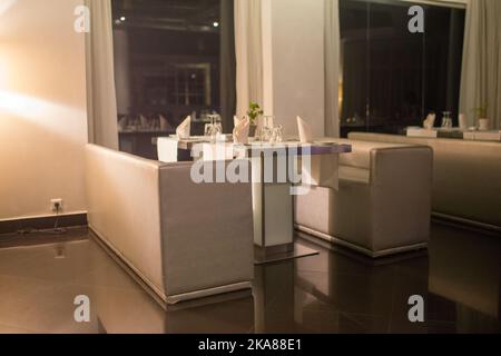Leerer Esstisch in einem luxuriösen Hotel Stockfoto