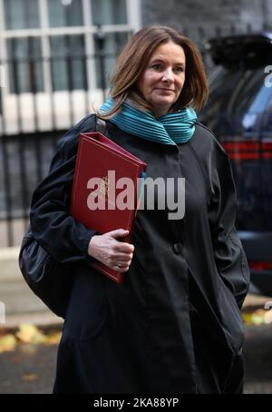 London, Großbritannien. 01.. November 2022. Bildungsministerin Gillian Keegan verlässt am Dienstag, den 01. November 2022, das wöchentliche Kabinettstreffen mit dem Premierminister in der Downing Street Nr. 10. Foto von Hugo Philpott/UPI Credit: UPI/Alamy Live News Stockfoto