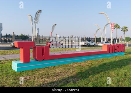 Doha, Katar - 28. Oktober 2022: "Tunesien" Wortskulptur in Doha corniche in Verbindung mit der WM 2022 Katar. Stockfoto