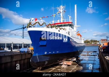 Bern, Deutschland. 01.. November 2022. Das neue Forschungsschiff 'Uthörn' befindet sich in der Fassmer Werft. Der neue 'Uthörn' ersetzt den 1982 in Auftrag gegebenen Forschungsschneider gleichen Namens. Der Neubau soll das weltweit erste Seeschiff mit einem umweltfreundlichen und nachhaltigen Methanol-Antrieb sein und vom Alfred-Wegener-Institut (AWI) genutzt werden. Quelle: Sina Schuldt/dpa/Alamy Live News Stockfoto