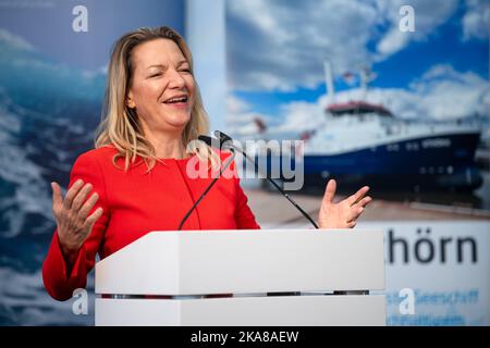 Bern, Deutschland. 01.. November 2022. Antje Boetius, Direktorin des Alfred-Wegener-Instituts (AWI), spricht bei der Veranstaltung zur Namensgebung des neuen Forschungsschiffes 'Uthörn'. Der neue 'Uthörn' ersetzt den 1982 in Auftrag gegebenen Forschungsschneider gleichen Namens. Der Neubau soll das weltweit erste Seeschiff mit einem umweltfreundlichen und nachhaltigen Methanol-Antrieb sein und vom Alfred-Wegener-Institut (AWI) genutzt werden. Quelle: Sina Schuldt/dpa/Alamy Live News Stockfoto