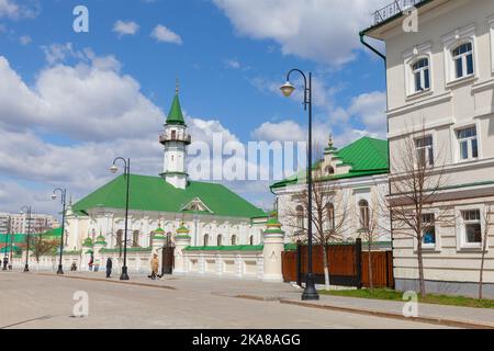 Kazan, Russland - 6. Mai 2022: Blick auf die Straße mit der Marcani-Moschee. Die erste Moschee der Kathedrale in Kazan, erbaut 1766-1770 Stockfoto