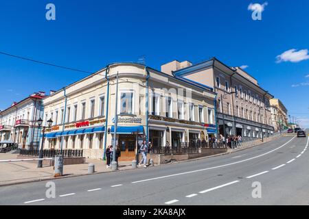 Kazan, Russland - 7. Mai 2022: Blick auf die Kazan-Straße, gewöhnliche Menschen gehen auf der Bauman-Straße Stockfoto