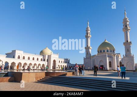 Bolgar, Russland - 8. Mai 2022: Die Menschen besuchen die Weiße Moschee des Bolgar State Historical and Architectural Museum-Reserve. Spassky District, Republik Stockfoto