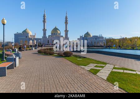 Bolgar, Russland - 8. Mai 2022: Die Menschen besuchen die Weiße Moschee des Bolgar State Historical and Architectural Museum-Reserve. Spassky District, Republik Stockfoto