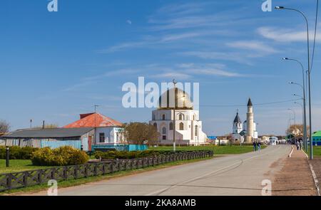 Bolgar, Russland - 9. Mai 2022: Die Menschen gehen die Straße zum Quran-Museum im Bolgar State Historical and Architectural Museum-Reserve. Spassky District Stockfoto