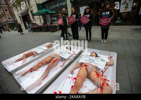 London, England, Großbritannien. 1.. November 2022. PETA-Aktivisten posieren als Fleisch auf Tabletts vor dem Whole Foods Supermarkt im Piccadilly Circus am Weltvegan Day. (Bild: © Tayfun Salci/ZUMA Press Wire) Stockfoto