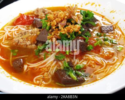 Lokale traditionelle thailändische Küche Kanom jeen NGEO oder Noodles Reis vermicelli mit nördlicher thai-Sauce servieren Gemüse Beilage auf Keramikplatte p Stockfoto