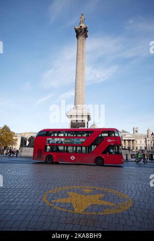 Nelsons-Säule mit rotem Bus vorne. London, England Stockfoto