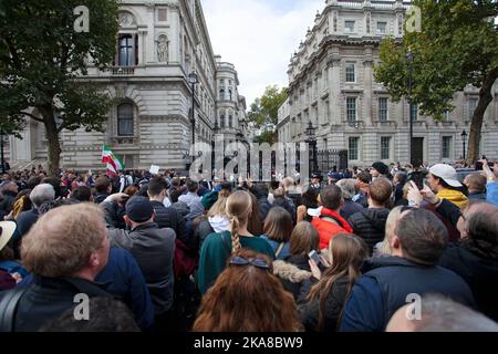 Zuschauer vor der Downing Street für den neuen Premierminister Rishi Sunak Stockfoto