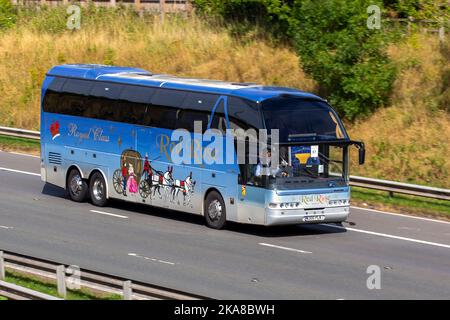 ROYAL CLASS Red Rose NEOPLAN mehrfarbiger Starliner Coach Eindecker Diesel Bus; unterwegs auf der Autobahn M6, Großbritannien Stockfoto