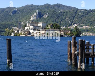 Isola San Giulio oder St. Julius Insel am Orta See vom Festland, Italien Stockfoto